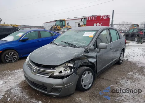 2008 Nissan Versa 1.8S z USA, uszkodzony, nr VIN 3N1BC11E58L352833